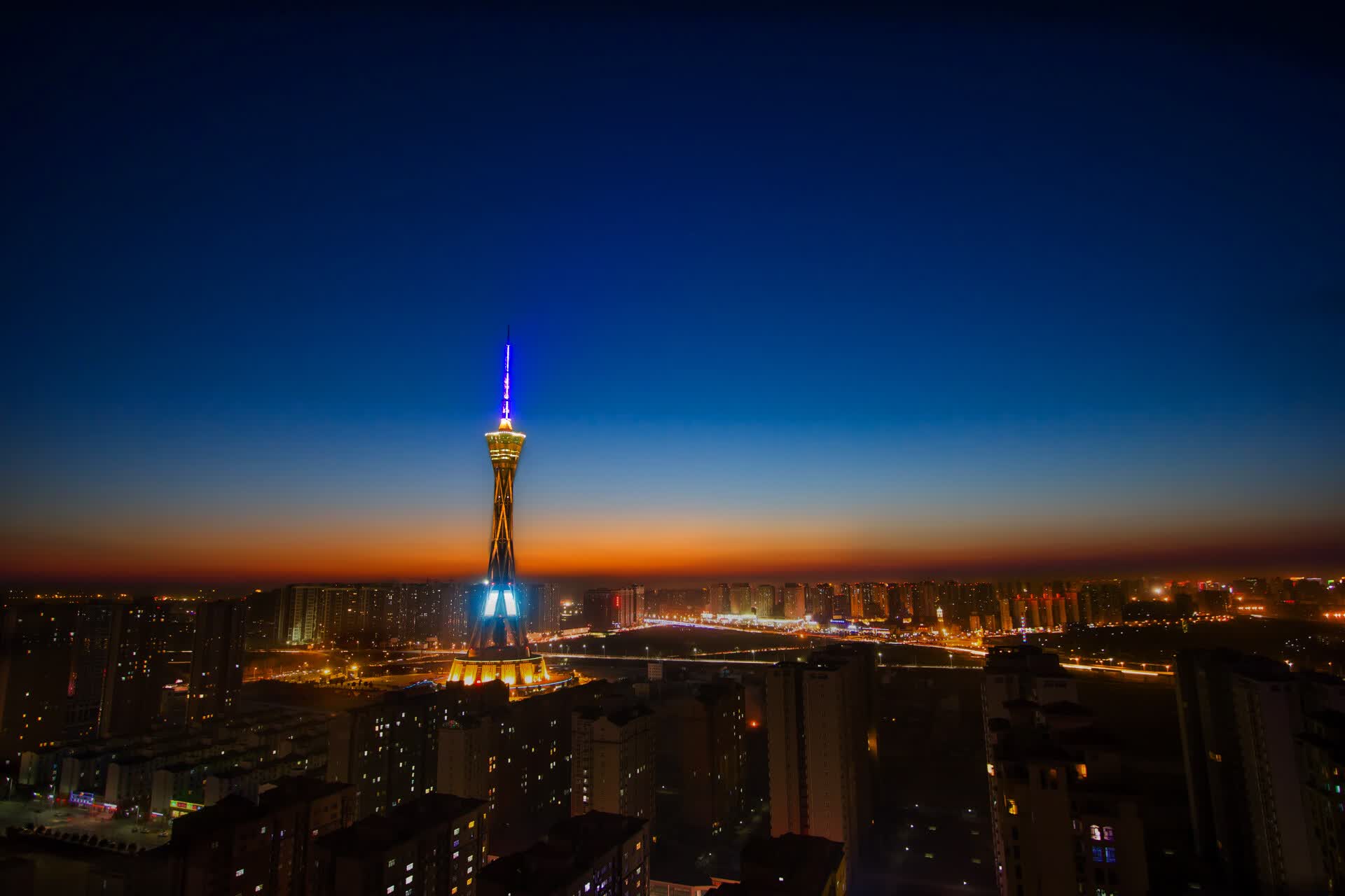 F1 迈阿密站周五自由练习赛开启，维斯塔潘暂时领先法拉利双雄。